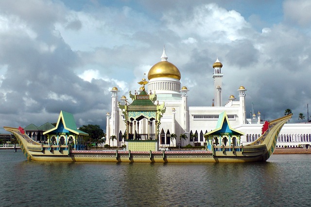 Foldroute travel through Brunei for tropical quiet and discreet polish