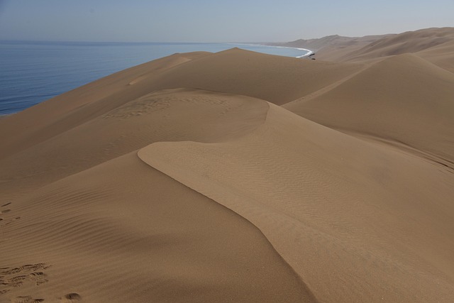 Meridianroute travel in Namibia for dunes, silence, and cinematic scale