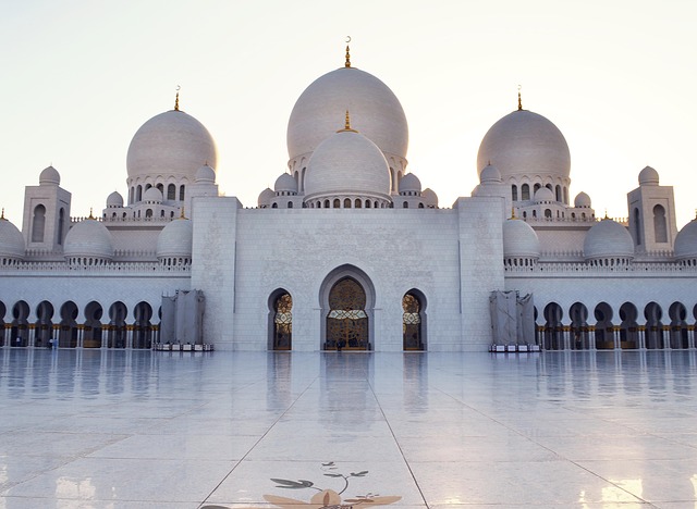 Veilroute travel across Uzbekistan for domes, courtyards, and dusk glow